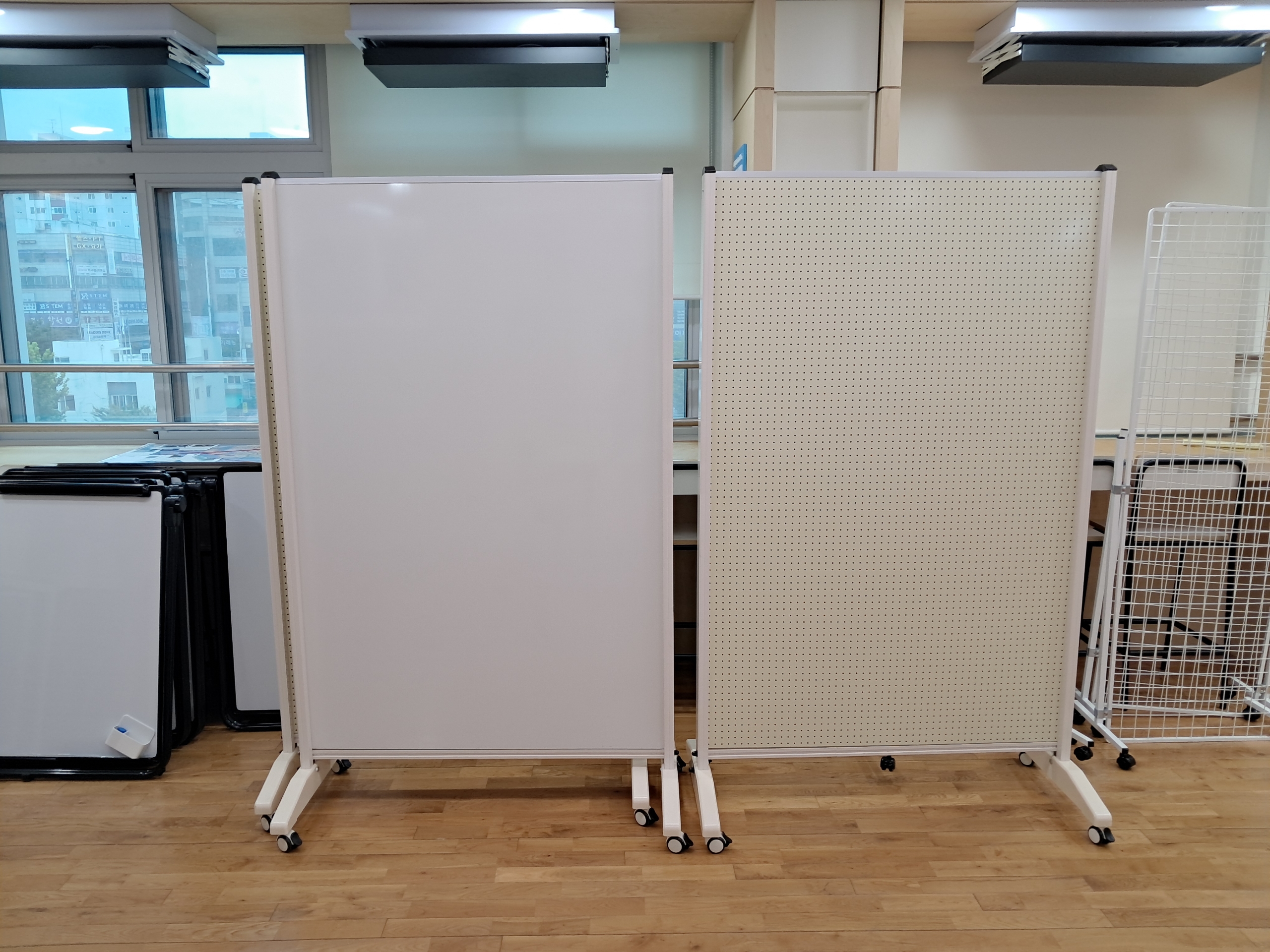 GE-29 이동식 스탠드형 양면 타공게시판